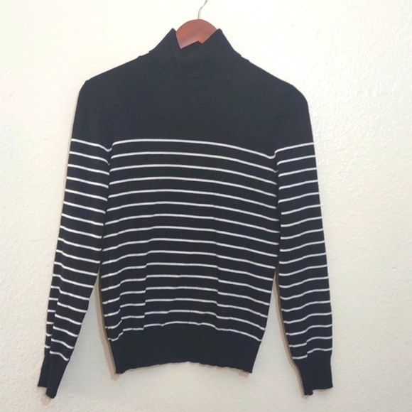 PRE OWNED MADISON GREY TURTLE NECK COLOR WHITE AND BLACK LONG SLEEVE SIZE M - Picture 1 of 11